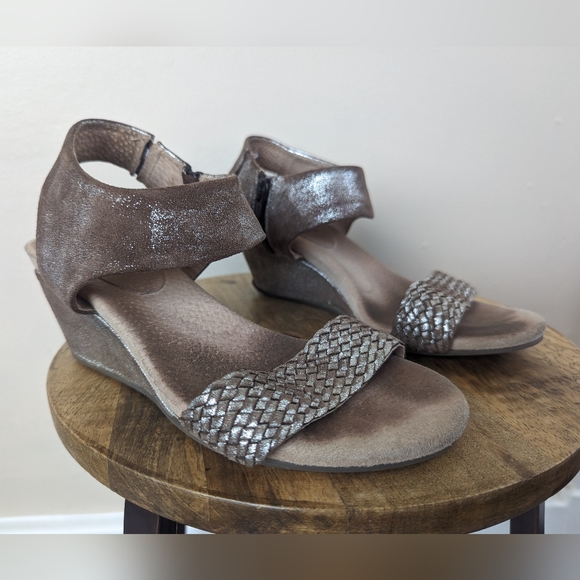 Diba Gold/Sparkly Braided, Freedom Leather Wedge Sandals/Heels (SIZE 7.5) - Picture 1 of 11